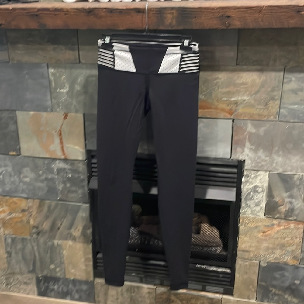 0622 lululemon Wunder under size 6 pick a side